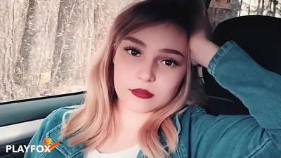 セクシーなベイブは喜んで割引カードに吸い付く