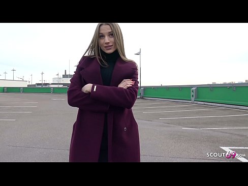 ❤️ ドイツ人スカウトマンは、夢のようにスティール、駐車場のテルテル、お金のためのセクシーに触れることです。 ポルノ ❌️❤